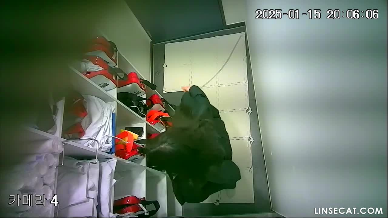 [신작] 태권도 도장 탈의실에서 옷을 갈아입는 여학생들. 태권도 고단자라면 격렬한 동작 때문에 처녀막이 파열될 가능성이 매우 높다. [한국에서 해킹된 IP 카메라 영상] [단독 영상] 썸네일