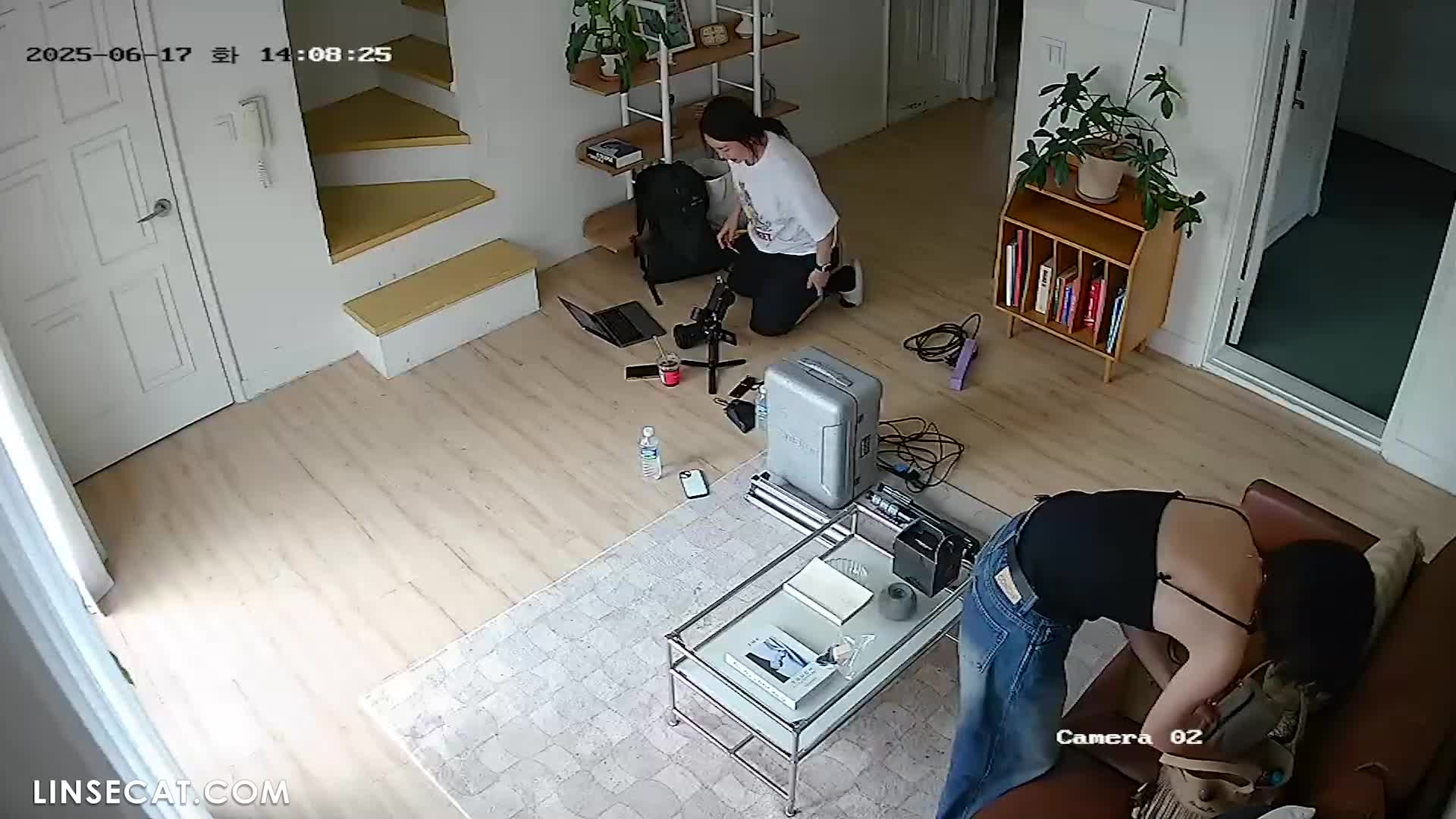 [신작] 스튜디오 장면 두 개. 아름다운 댄서들이 사진을 찍고 있다. 잘생긴 배우들이 뮤직비디오를 촬영하고 있다. 남자가 셔츠를 벗는 것을 보고 여자는 부끄러워한다. [해킹된 한국 IP 카메라] [단독 영상] 썸네일