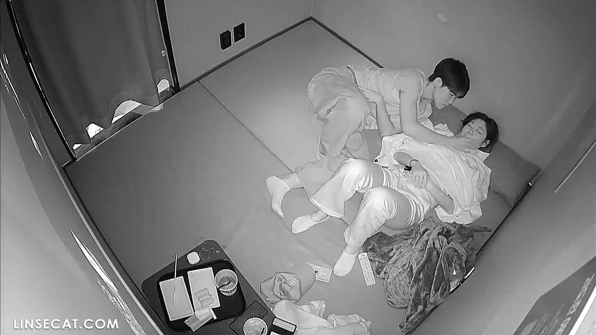 [신작] 젊은 커플이 성적 욕망에 불타오르며 서로의 바지 속으로 성기를 밀어 넣었다. 남자는 손으로 여자를 오르가즘에 이르게 했다. 오르가즘 후, 여자는 남자의 손을 잡고 자신의 질 냄새를 맡았다. 냄새가 꽤 강했던 걸로 보아, 그녀는 아마도 전날 성기를 씻지 않았던 모양이다. [한국 영화 관람실 IP 카메라 해킹] [단독 영상] 썸네일