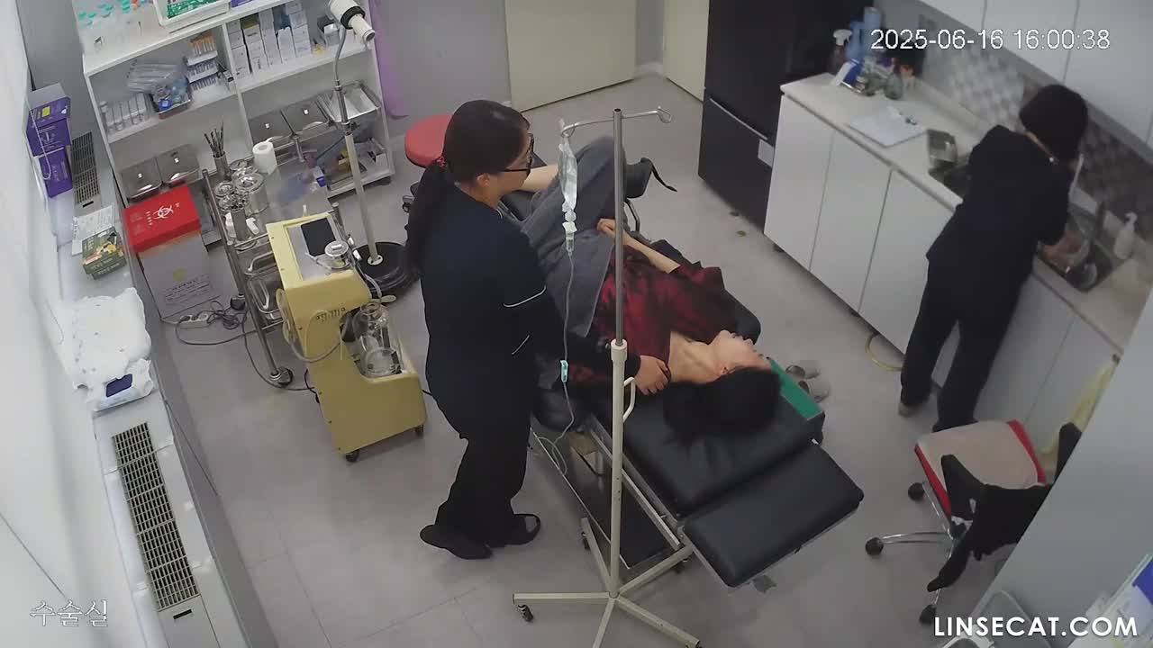 [신작] 산부인과 의사는 여성이 최근 48시간 이내에 성관계를 가졌는지 여부를 알 수 있습니다. 성관계 후에는 질 입구가 열리고 질 분비물이 많아지기 때문입니다. [한국 병원 해킹된 IP 카메라] [단독 영상] 썸네일