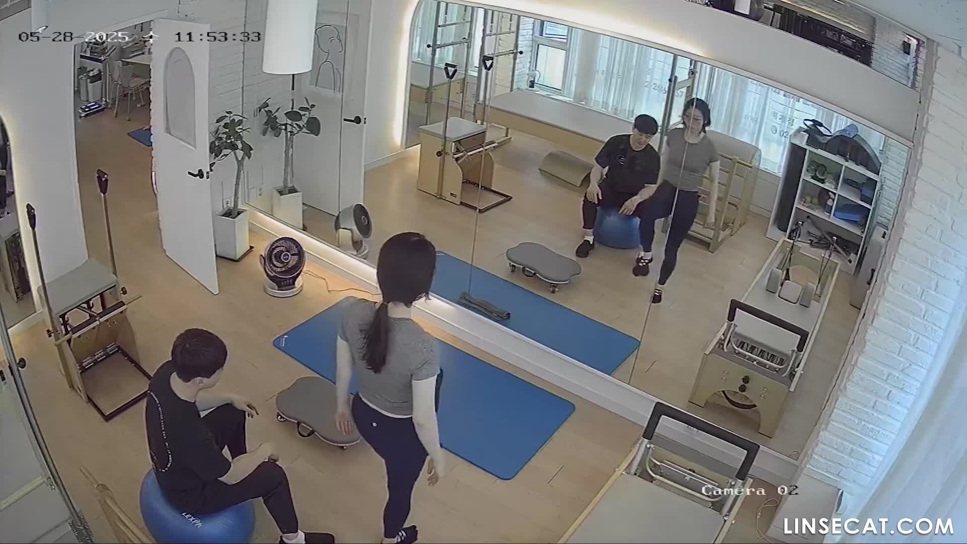 [신작] 잘생긴 남자만 필라테스 퍼스널 트레이너가 될 수 있습니다. 못생겼다면 이런 행동은 성희롱이라고 합니다. [해킹된 한국 IP 카메라] [단독 영상] 썸네일