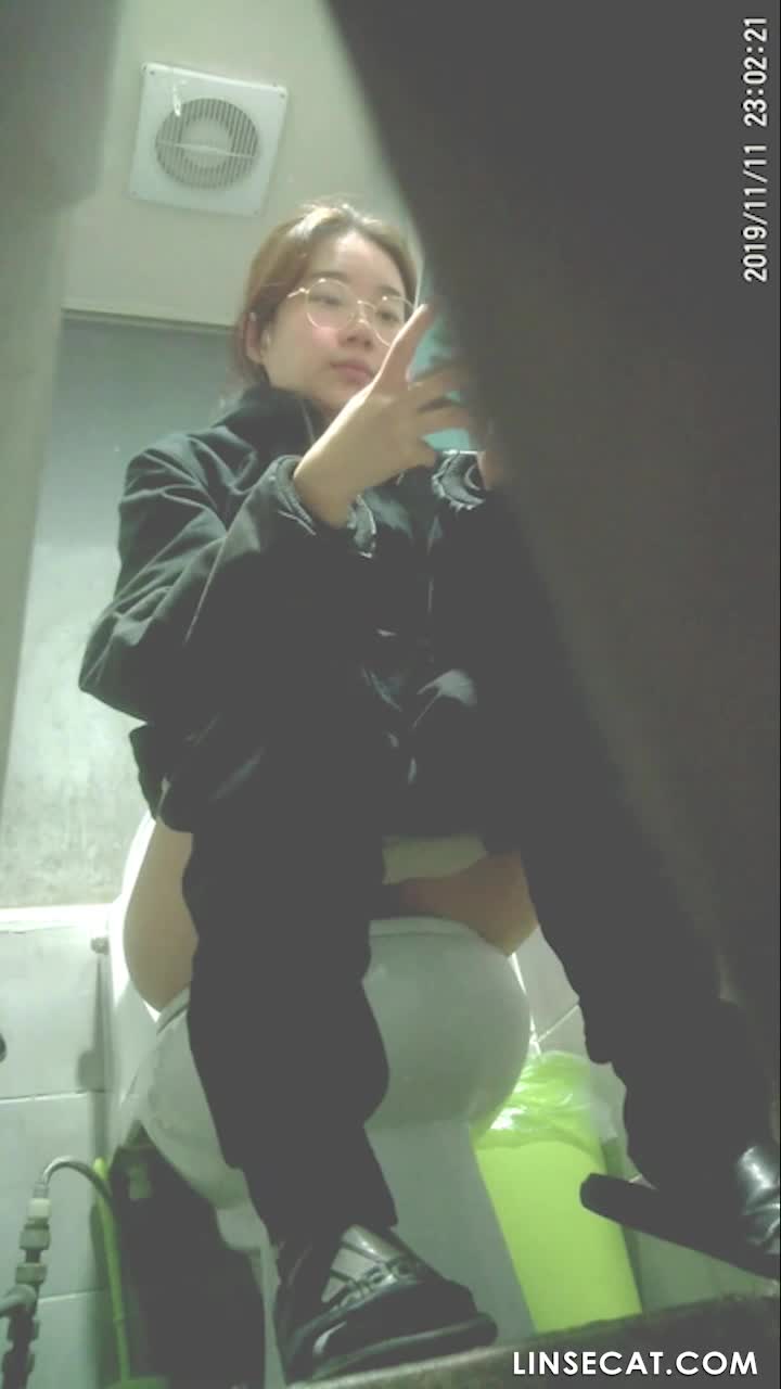 [신작] 초 희귀 콘텐츠! 한국교통대학교 여학생들이 소변을 봅니다. 그녀는 맥주를 너무 많이 마셔서 30분 만에 세 번이나 소변을 봤습니다. [한국 화장실 몰래카메라] [단독 영상] 썸네일