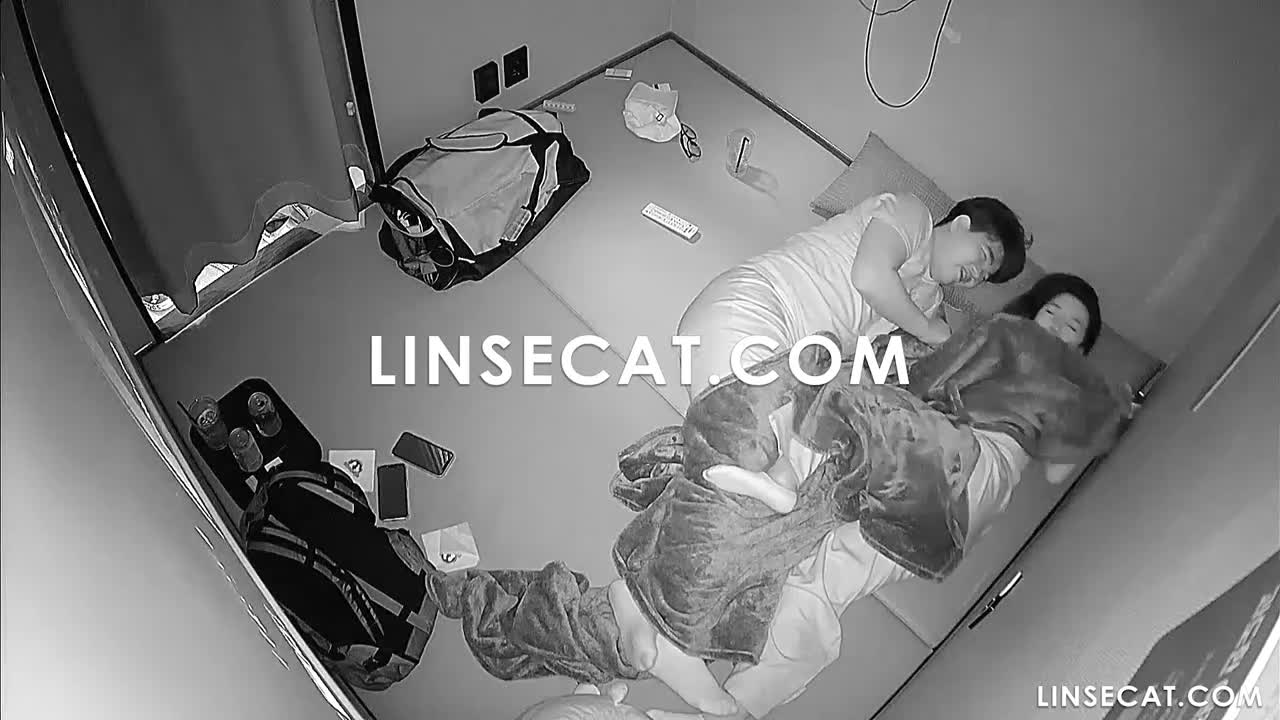 [신작] 통통한 남자가 여자친구에게 여러 번의 오르가즘을 선사했다. 여자친구는 그에게 격렬하게 달려들어 사정 직전이라며 멈춰달라고 애원했다. [한국 영화관 해킹 IP 카메라 영상] [단독 영상] 썸네일