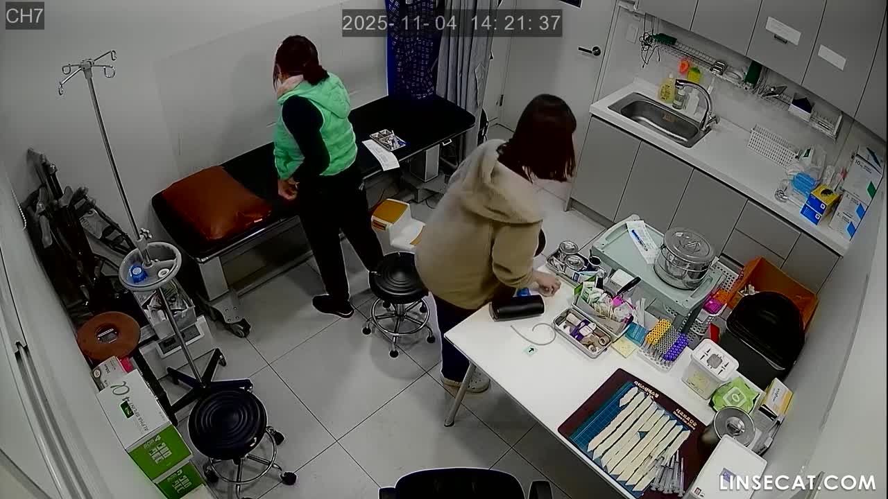 [신작] 희귀 영상! 점잖은 여성들이 간호사에게 엉덩이 근육 주사를 맞기 위해 바지를 벗습니다. [한국 병원 해킹된 IP 카메라 영상] [단독 영상] 썸네일