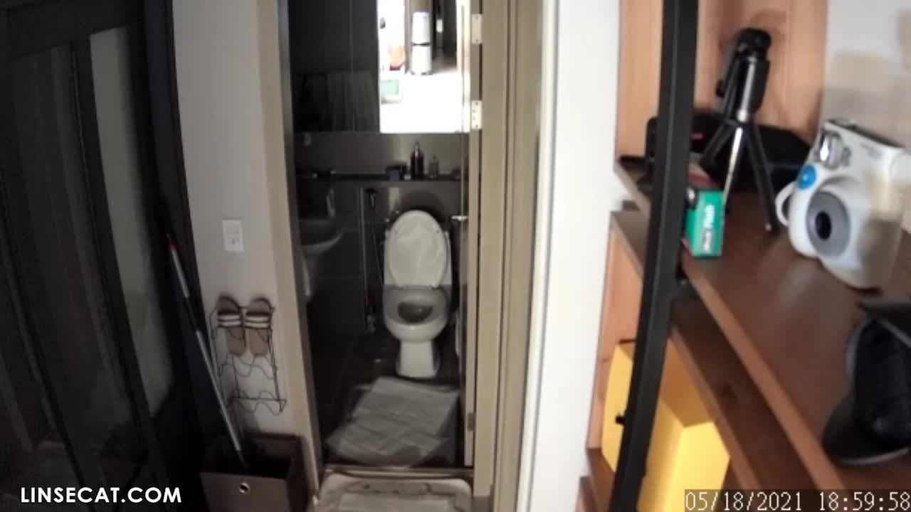 해킹된 가정 감시 카메라 [IP CAMERA] 한국 여성 2명이 집에서 알몸으로, 카메라는 화장실을 향하고 있으며, 종종 오줌 누는 모습이 보입니다. 썸네일
