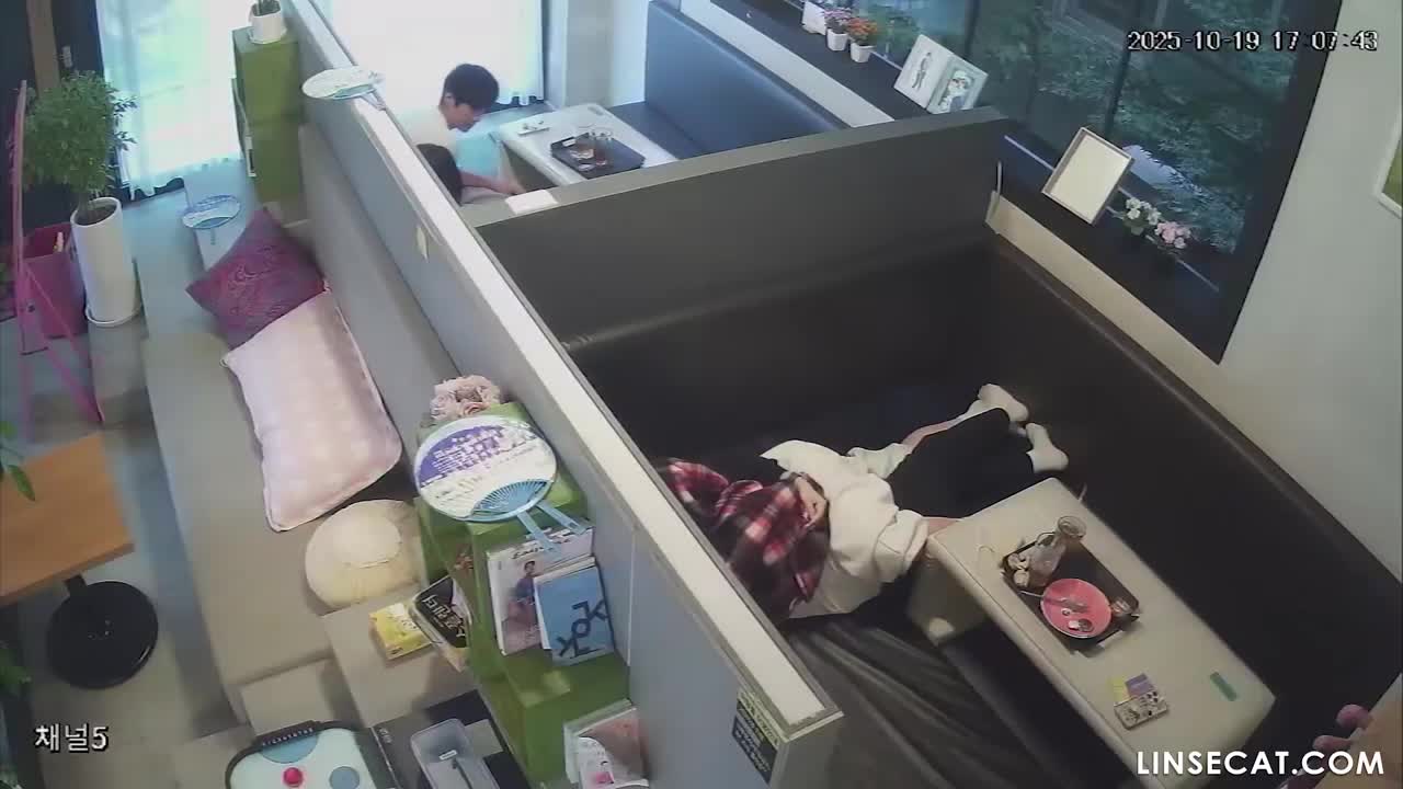 [신작] 두 커플. 여자친구 바지 위로 발기한 성기를 여자친구의 은밀한 부위에 문질렀던 첫 순간을 기억하시나요_ 섹스보다 더 짜릿한 느낌이었죠. [해킹당한 한국 IP 카메라] [단독 영상] 썸네일