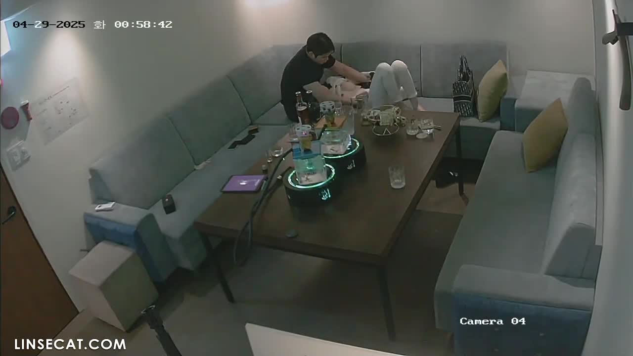 [신작] 그는 여자친구 친구들 앞에서 그녀의 가슴을 만졌고, 친구들이 떠난 후 여자친구의 바지를 벗기고 성행위를 한 뒤 그녀의 질에 사정했습니다. [해킹된 한국 IP 카메라] [단독 영상] 썸네일